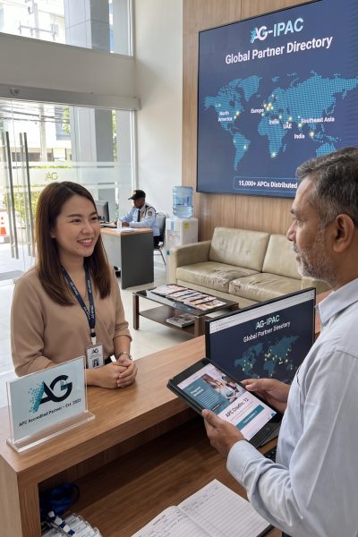 Receptionist_greeting_visitor_in…_2K_202608220850